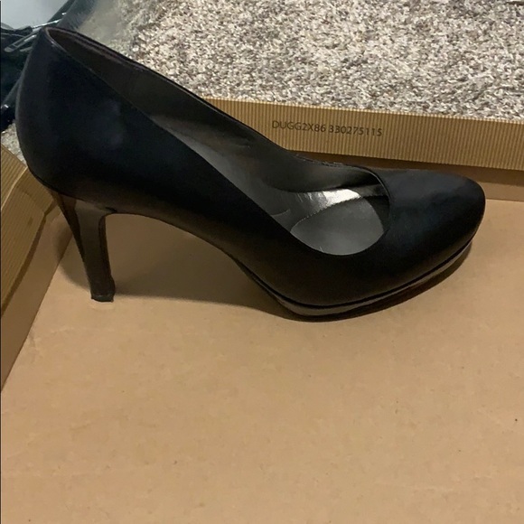 Black heels - Picture 3 of 3